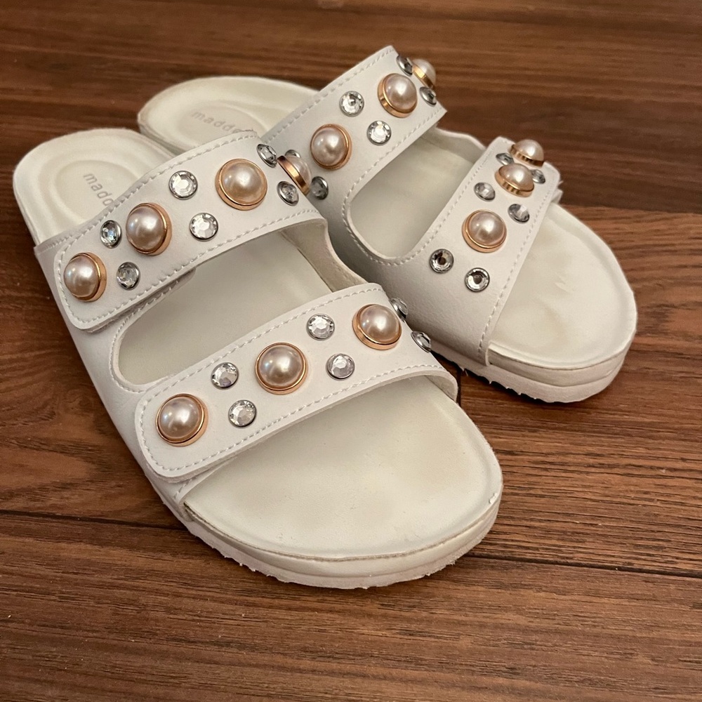 Pearl embellished slide